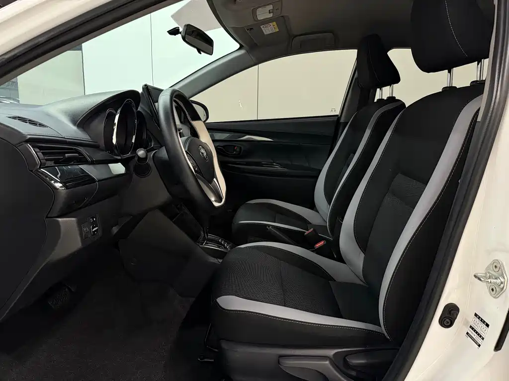 Toyota Yaris L 2023 — фото 11