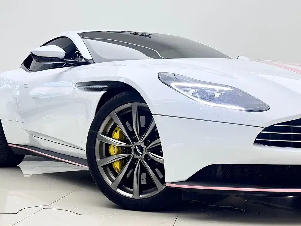 Aston Martin DB11 2020 — фото 10