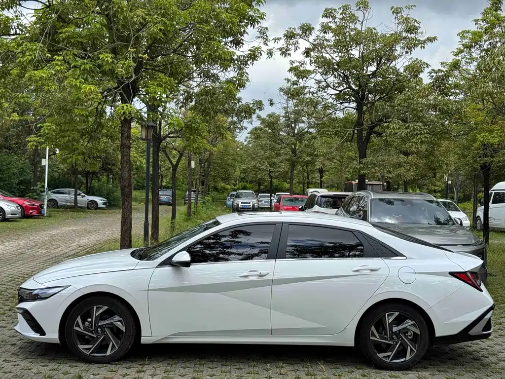 Hyundai Elantra 2023