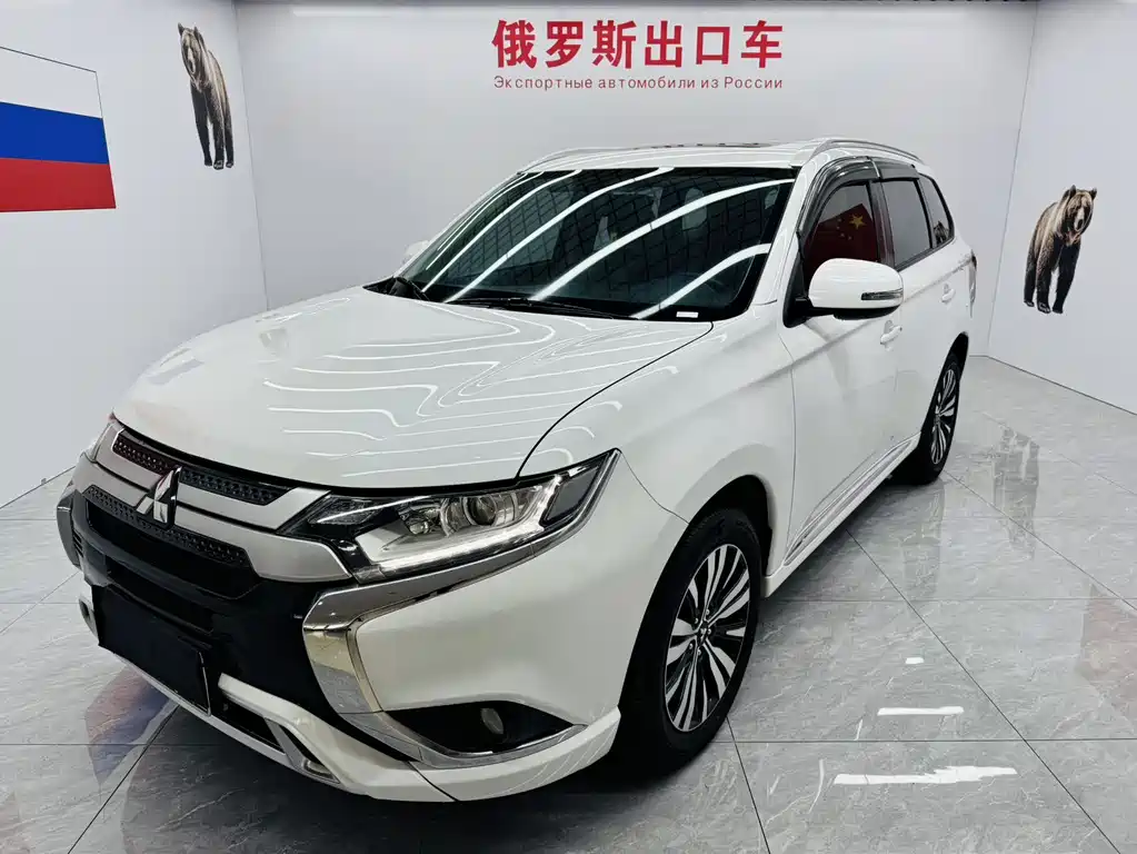 Mitsubishi Outlander 2022 — фото 1