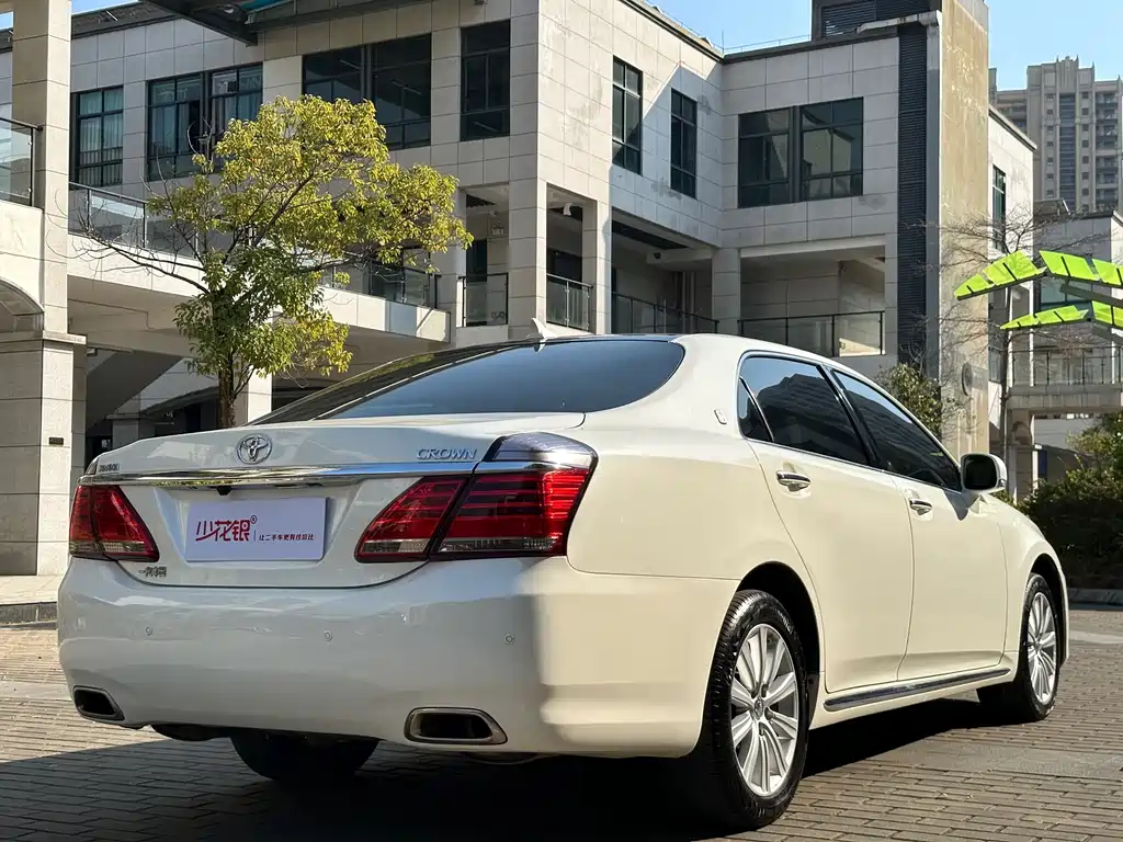 Toyota Crown 2015 — фото 9