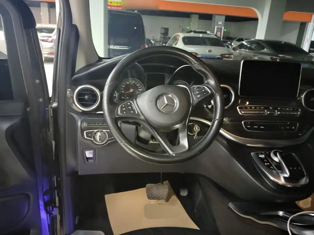 Mercedes-Benz V-Class 2018 — фото 11