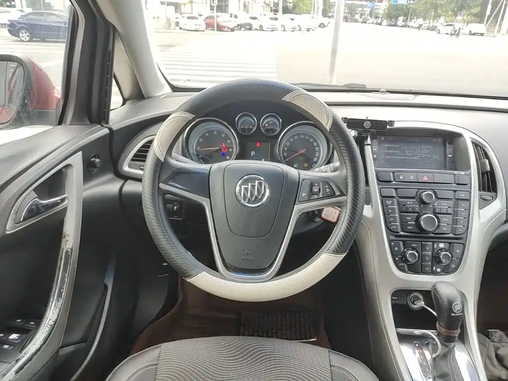 Buick Excelle 2015 — фото 11