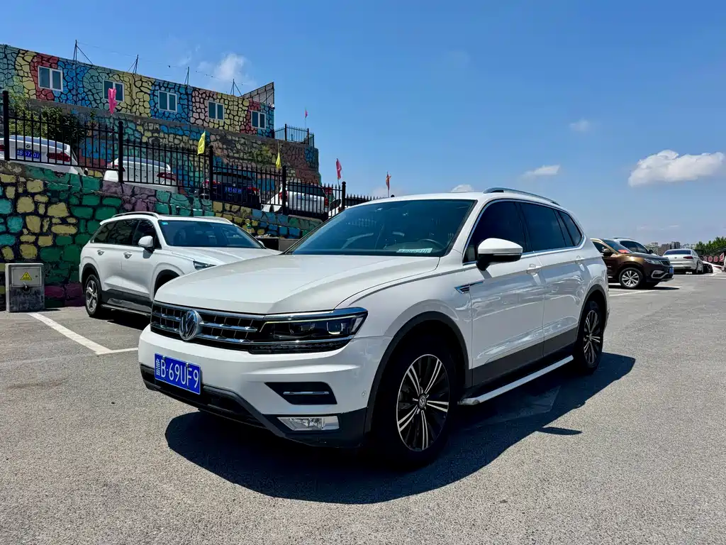 Volkswagen Tiguan L 2017 — фото 1