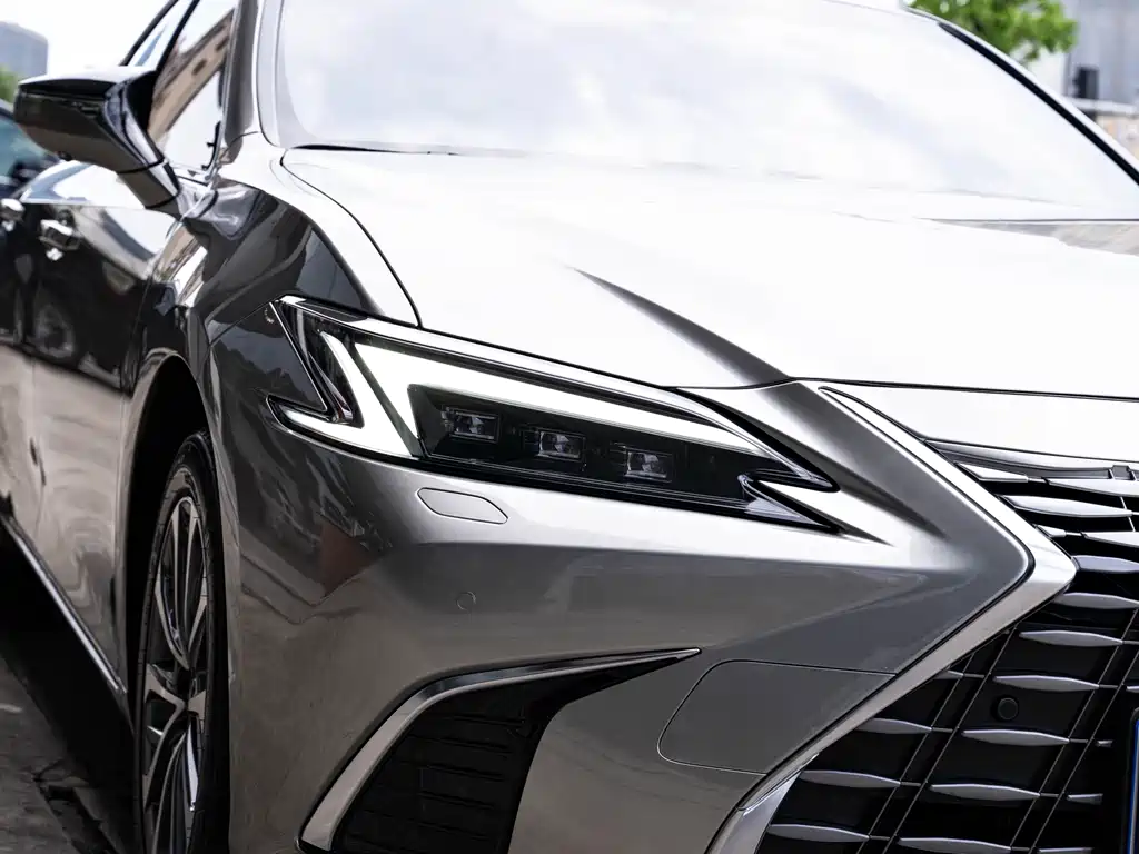 Lexus ES 2025