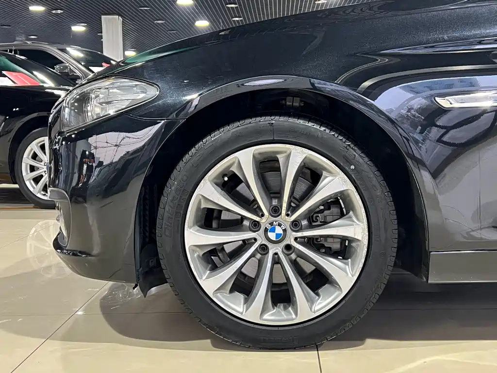 BMW 5 Series 2017 — фото 10