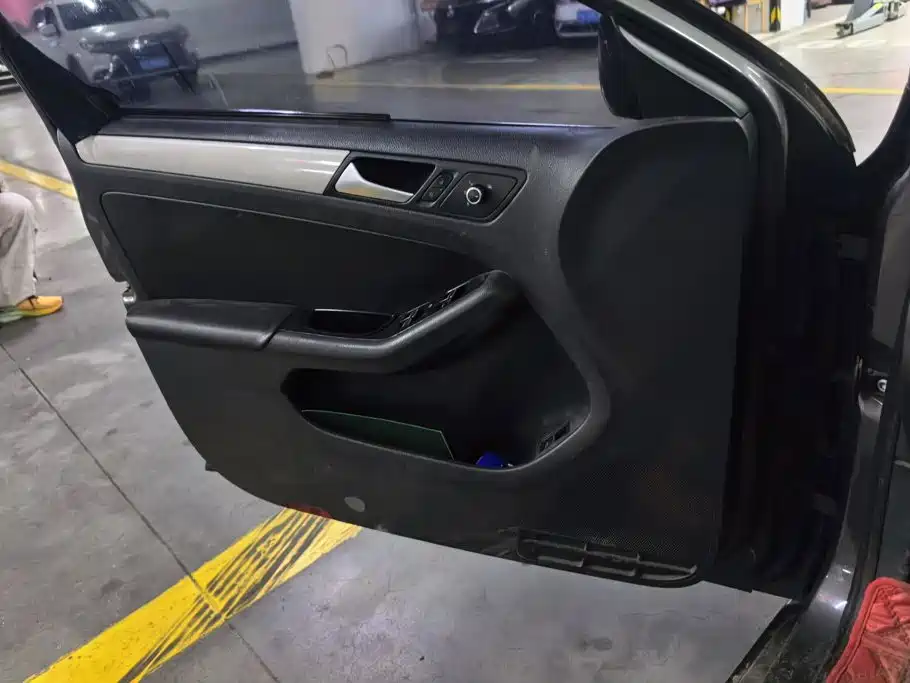 Volkswagen Sagitar 2012