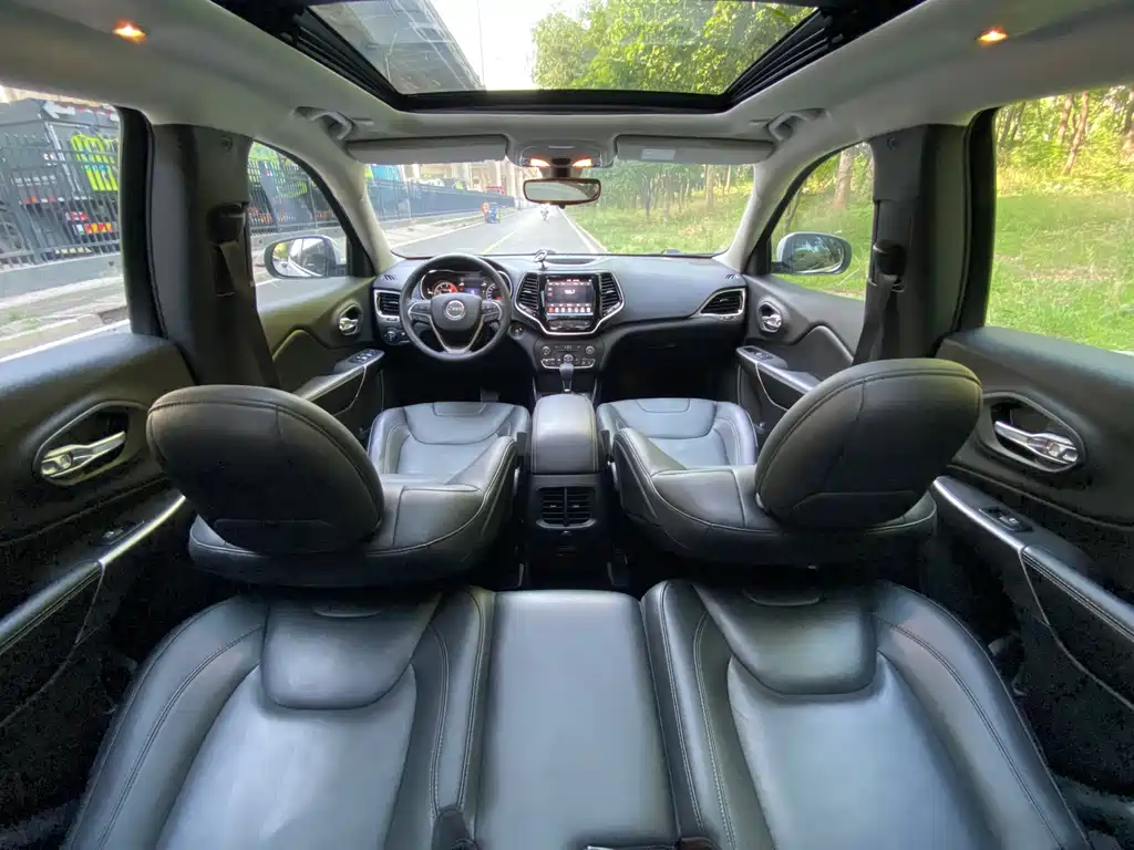 Jeep Cherokee 2019 — фото 23