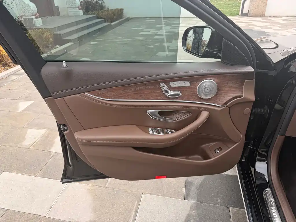 Mercedes-Benz E-Class 2022 — фото 12
