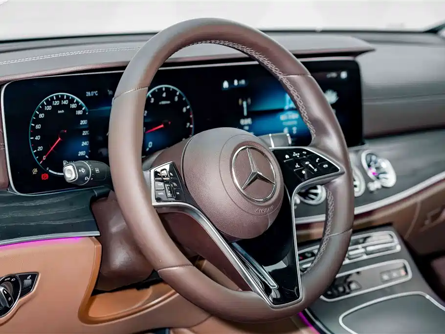 Mercedes-Benz E-Class 2022 — фото 9