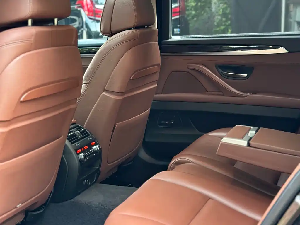 BMW 5 Series 2015 — фото 17