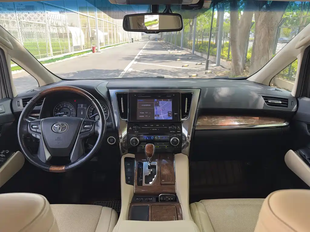 Toyota Alphard 2017 — фото 18