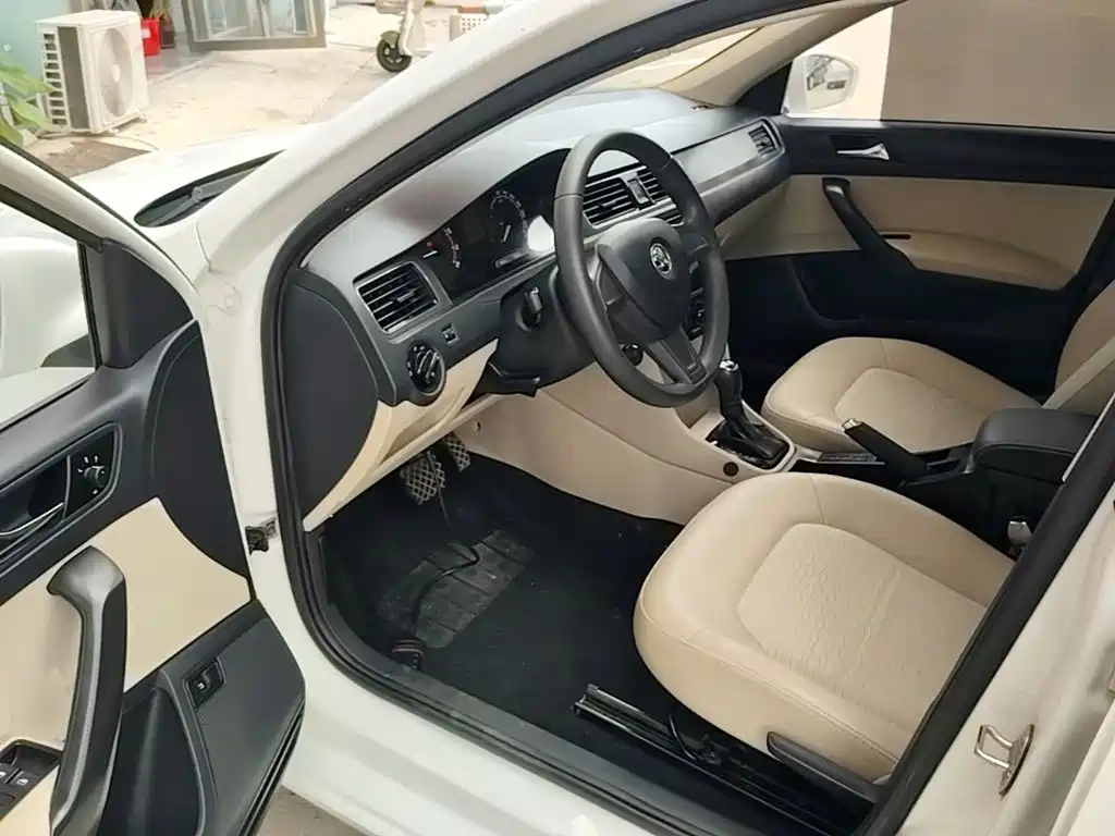 Skoda Rapid 2015 — фото 16