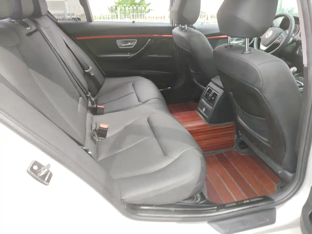 BMW 3 Series 2017 — фото 18
