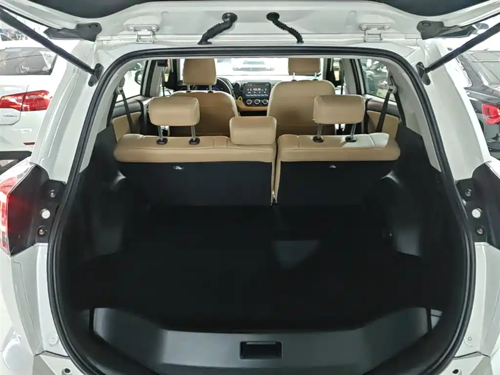 Toyota RAV4 2018 — фото 19