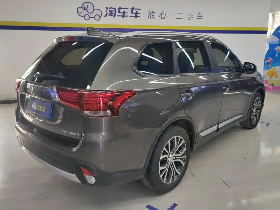 Mitsubishi Outlander 2018 — фото 3