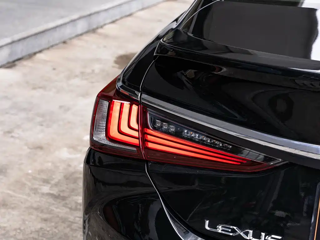 Lexus ES 2020 — фото 7