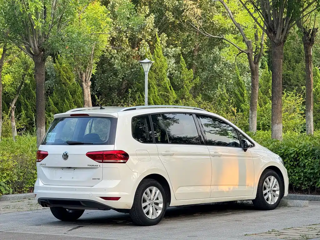 Volkswagen Touran 2018 — фото 10