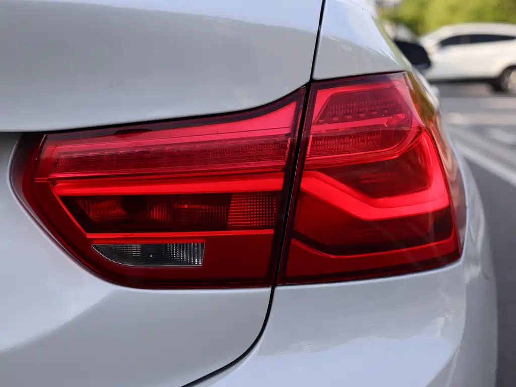 BMW 1 Series 2018 — фото 9