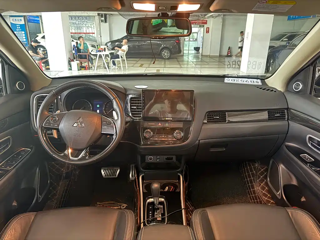 Mitsubishi Outlander 2019 — фото 11