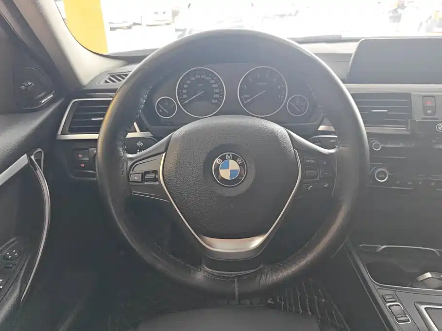BMW 3 Series 2018 — фото 15