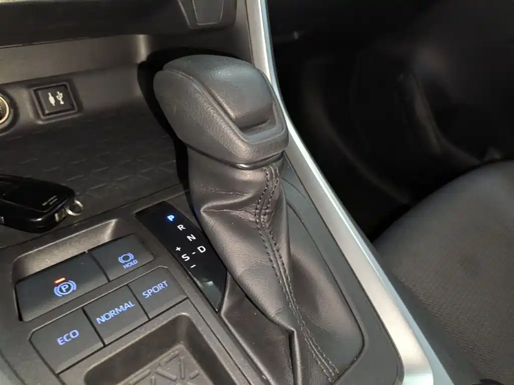 Toyota RAV4 2020 — фото 14