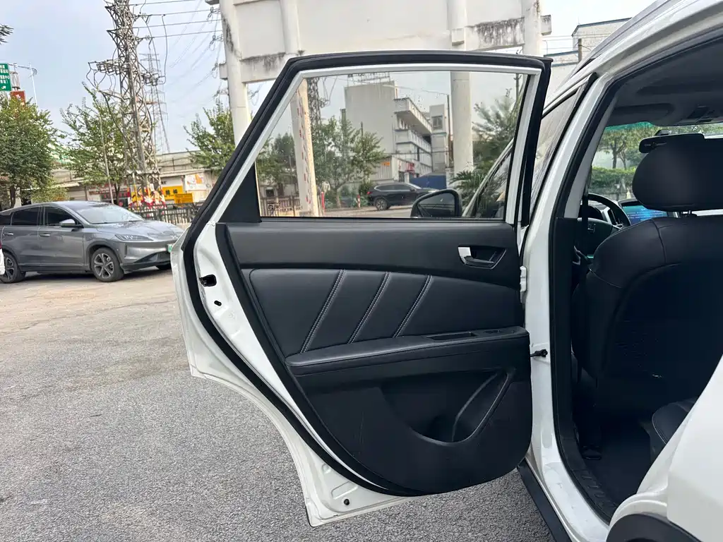 Luxgen You6 SUV 2015 — фото 11