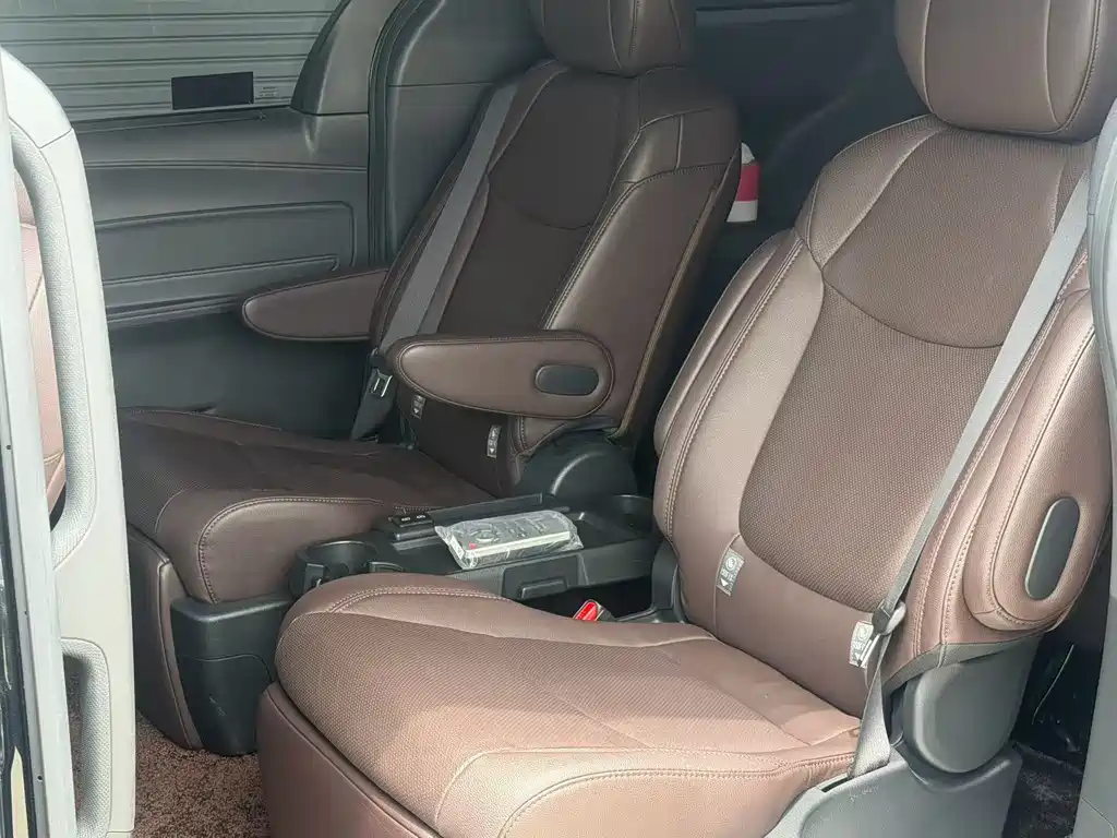 Toyota Sienna 2023 — фото 10