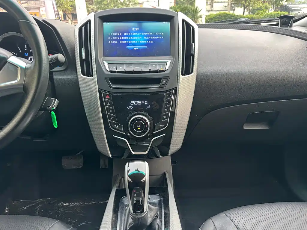 Luxgen You6 SUV 2015 — фото 19