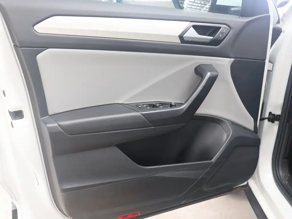 Volkswagen T-Roc 2023 — фото 11