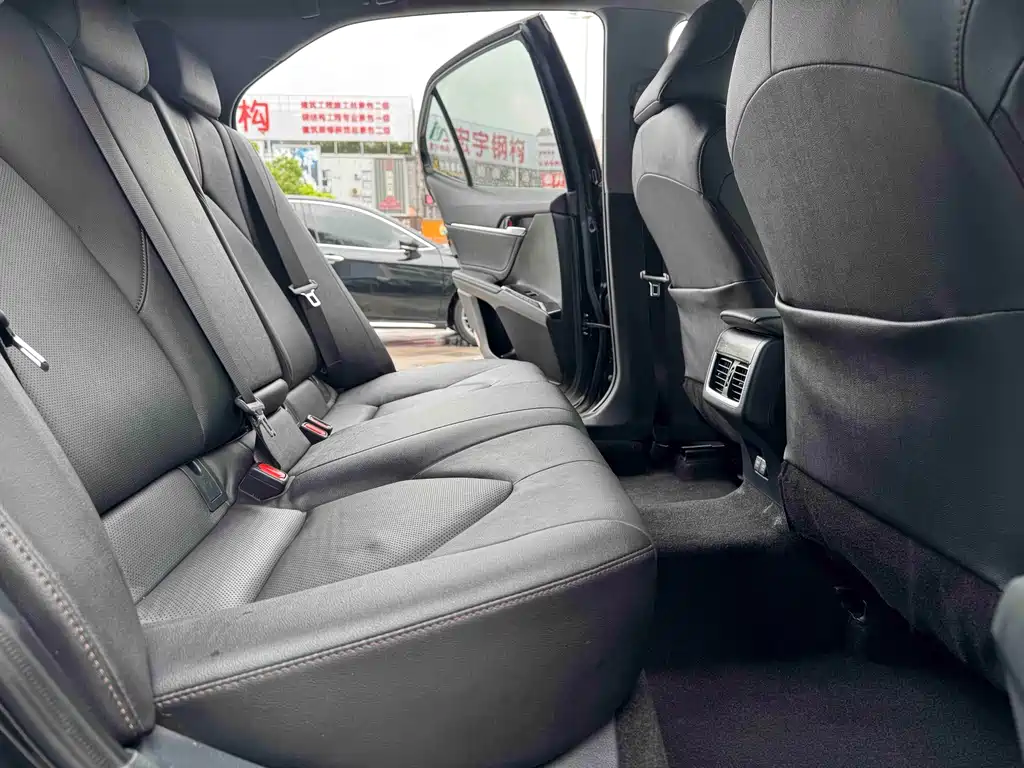 Toyota Camry 2021 — фото 10