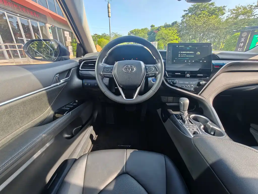 Toyota Camry 2023 — фото 11