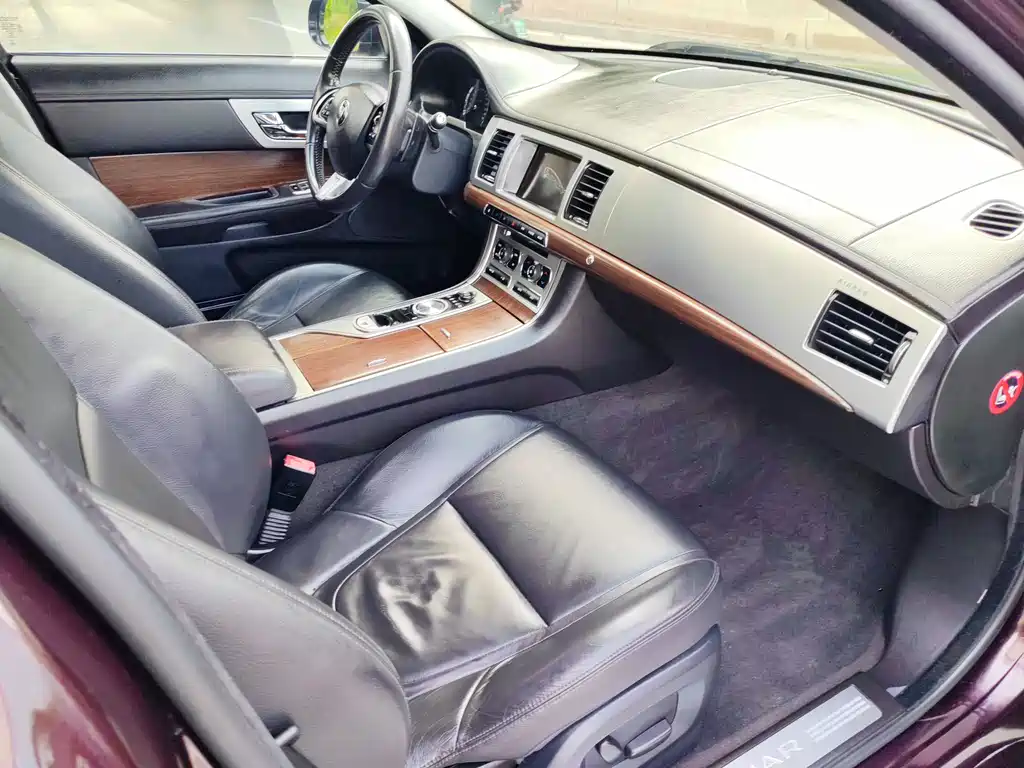 Jaguar XF 2015 — фото 17