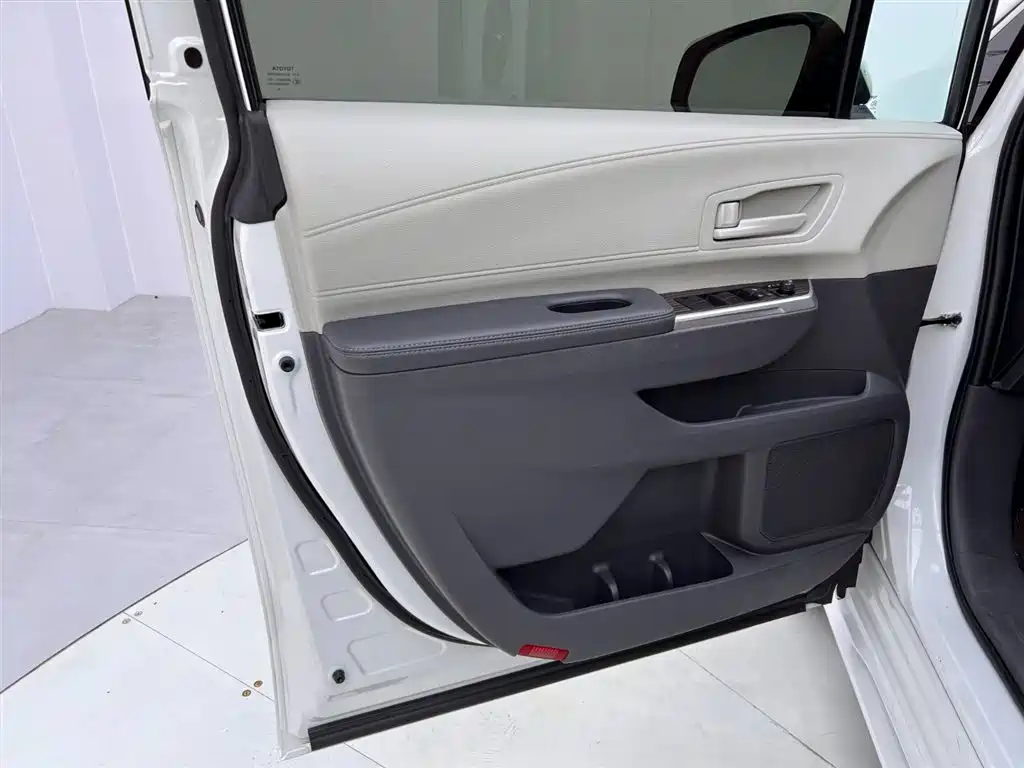 Toyota Sienna 2023 — фото 15