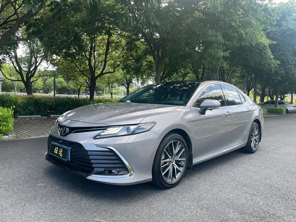 Toyota Camry 2022 — фото 1