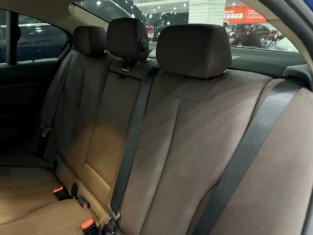 BMW 3 Series 2019 — фото 16