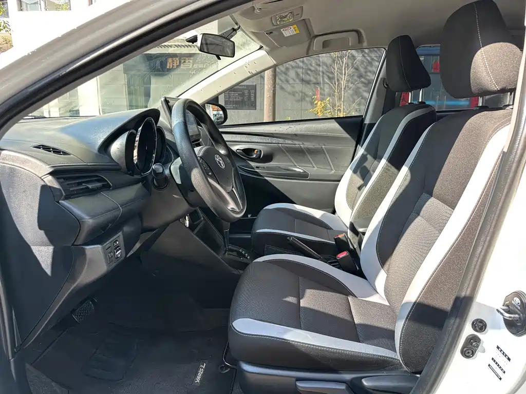 Toyota Yaris L 2022 — фото 4