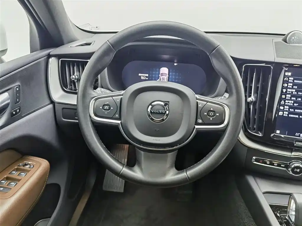 Volvo XC60 2023 — фото 11