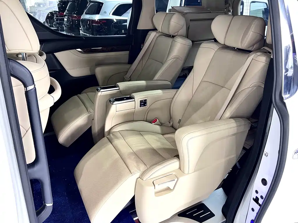 Toyota Alphard 2023 — фото 42