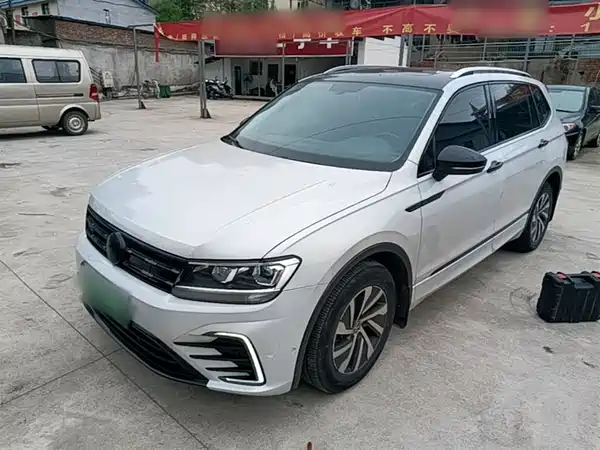 Volkswagen Tiguan L Plug-In Hybrid 2021