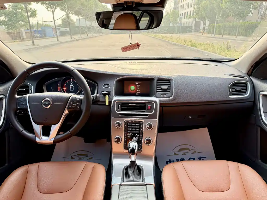 Volvo S60 2018 — фото 14