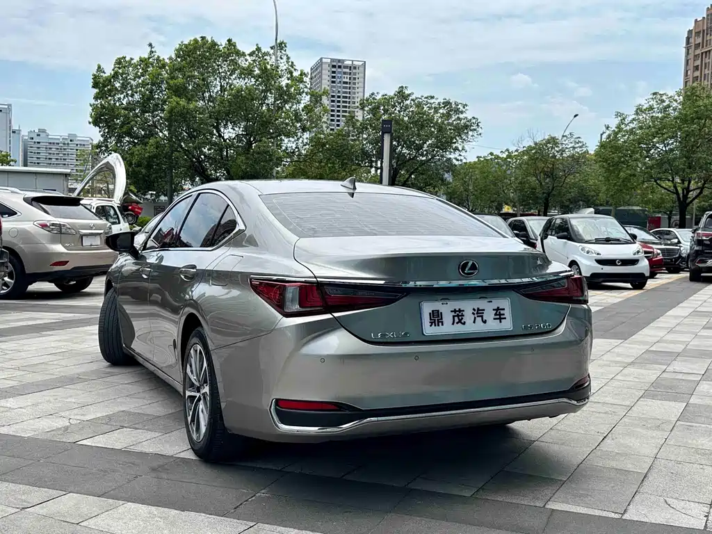 Lexus ES 2022 — фото 9