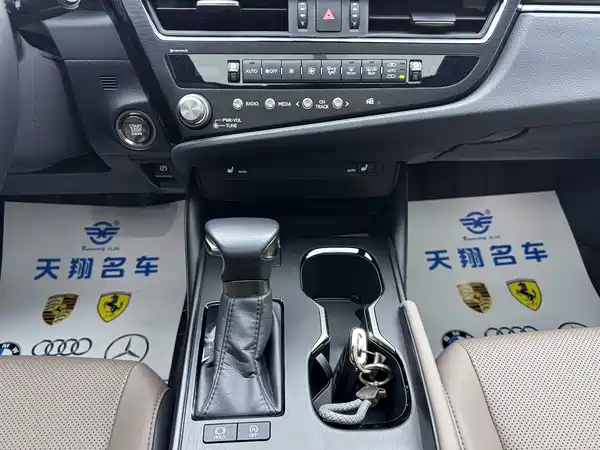 Lexus ES 2023