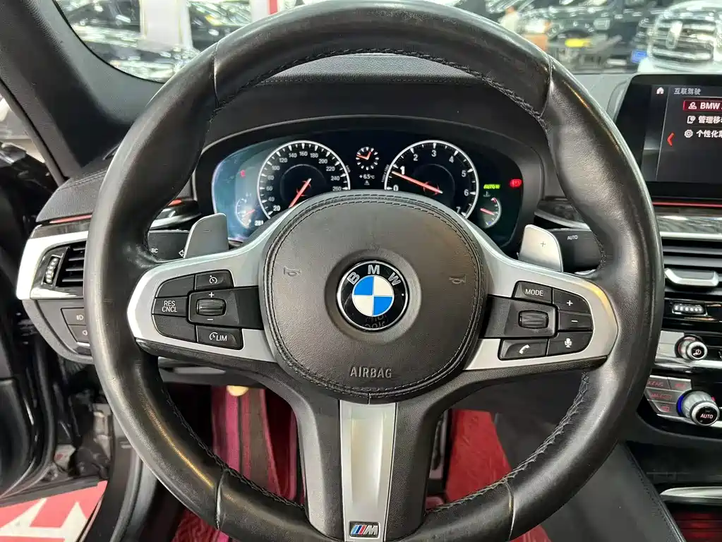 BMW 5 Series 2019 — фото 11
