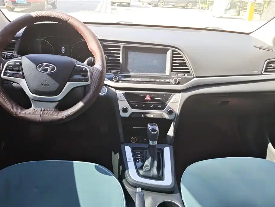 Hyundai Elantra 2018 — фото 12