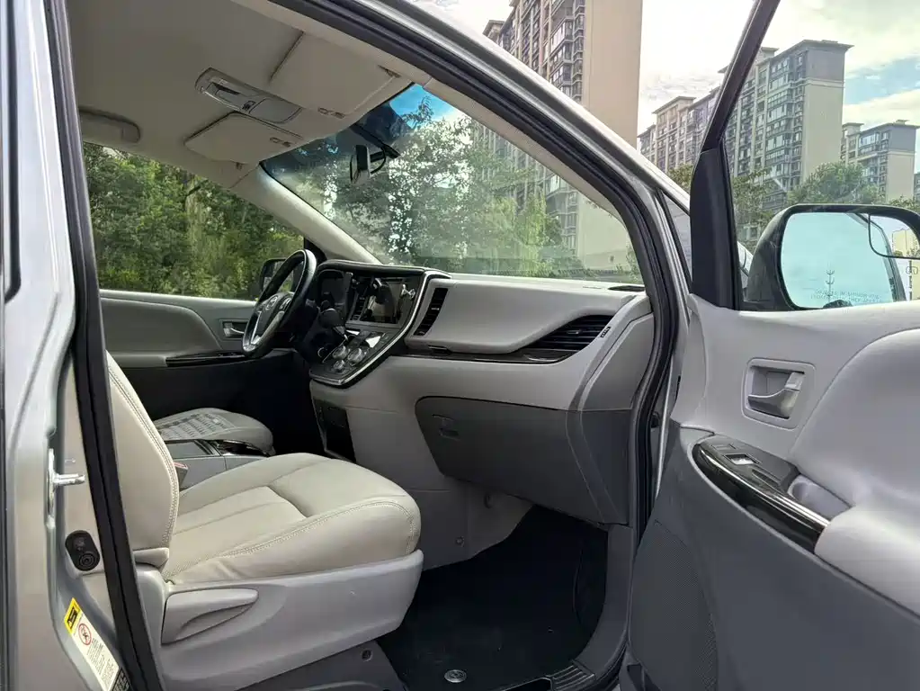 Toyota Sienna 2017 — фото 15