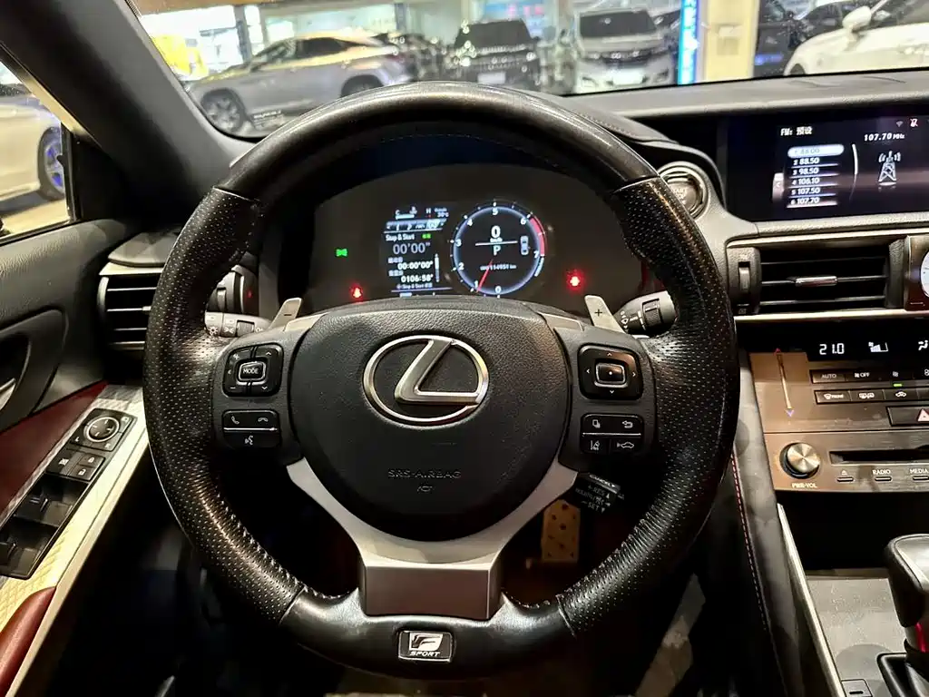 Lexus IS 2018 — фото 10