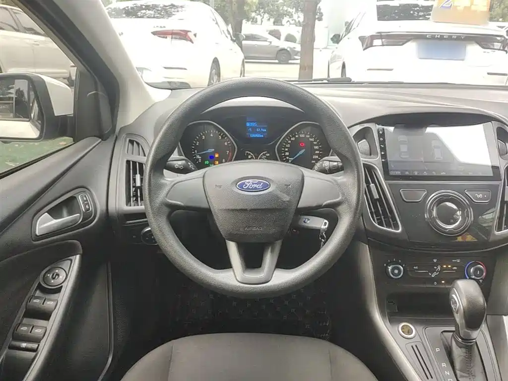Ford Focus 2016 — фото 11