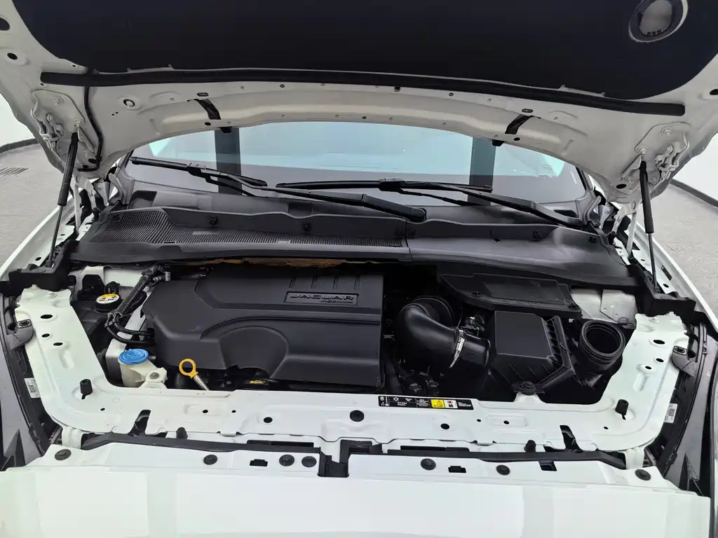 Jaguar E-PACE 2020 — фото 10