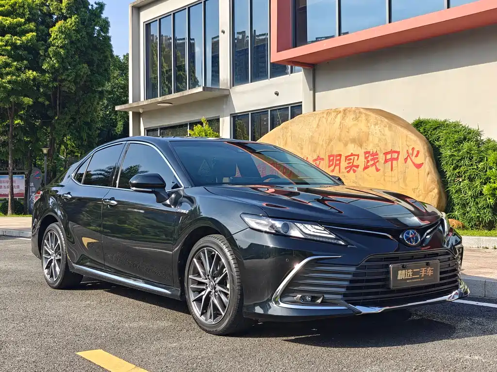 Toyota Camry 2023 — фото 3